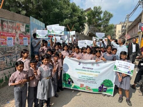 MCD Primary School students hold the Swachhata Hi Seva 2026 banner and cleanliness placards at Mahavir Enclave, Delhi