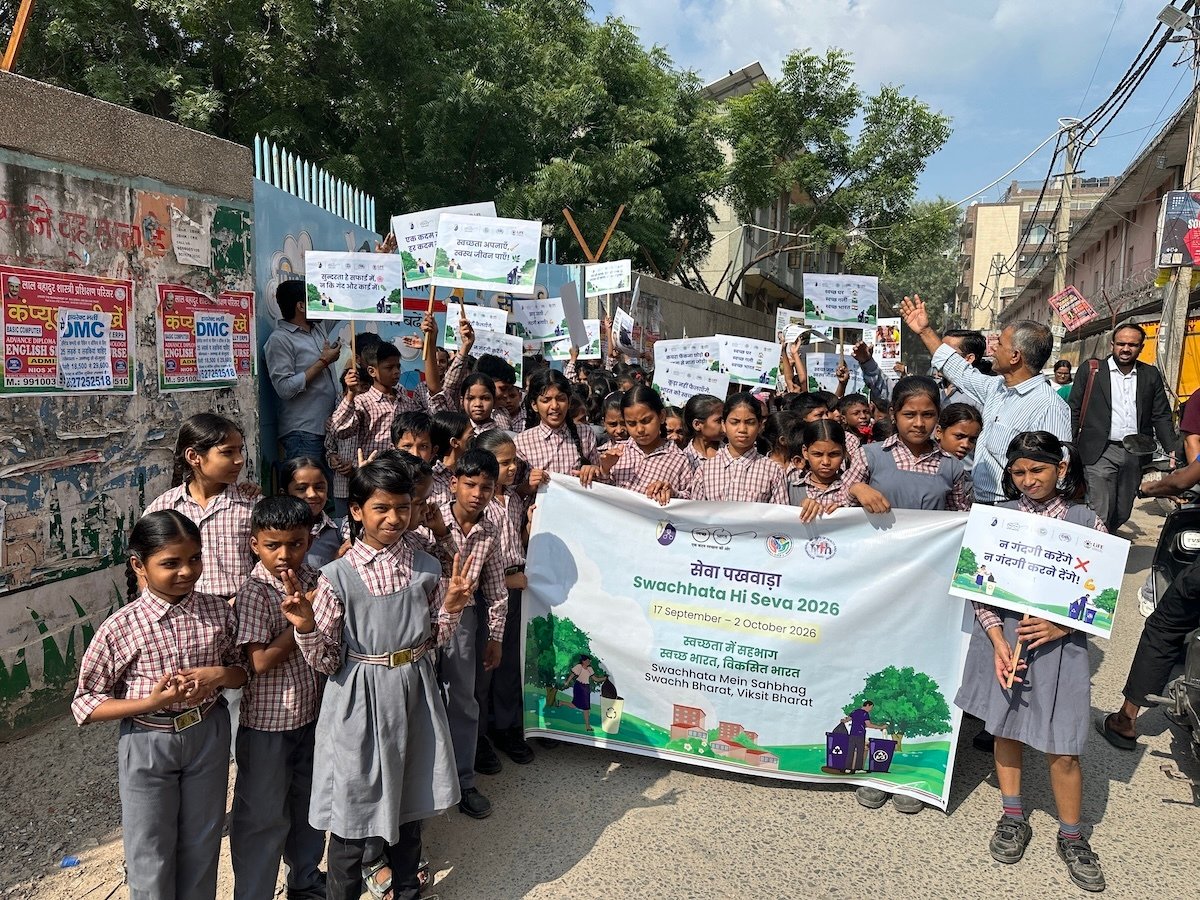 mcd-primary-school-students-swachhata-hi-seva-2026-banner-mahavir-enclave MCD Primary School students hold the Swachhata Hi Seva 2026 banner and cleanliness placards at Mahavir Enclave, Delhi